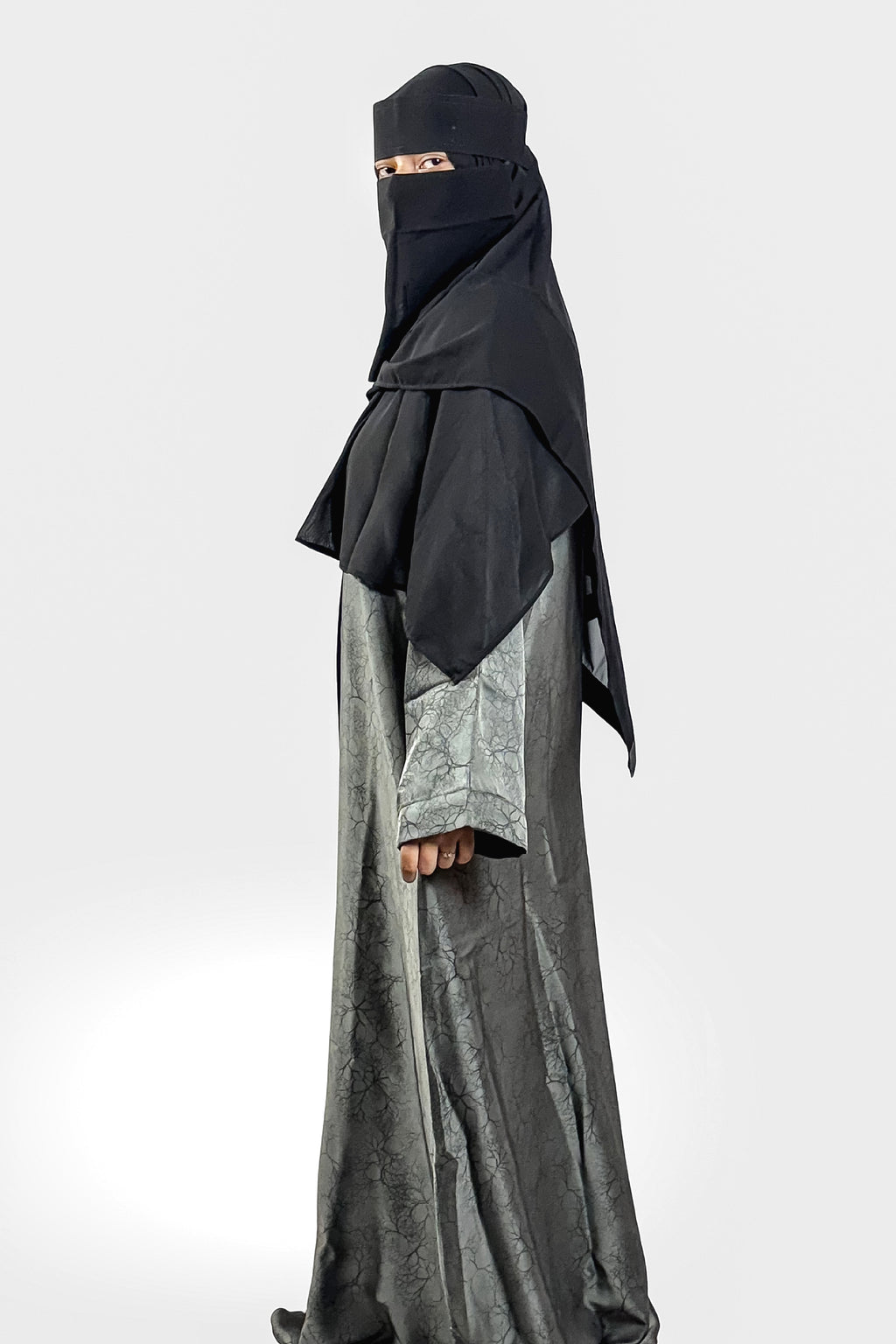 Elegant Grey Printed Abaya – Free Size | Soft Tiktok Fabric | Front Button Closure