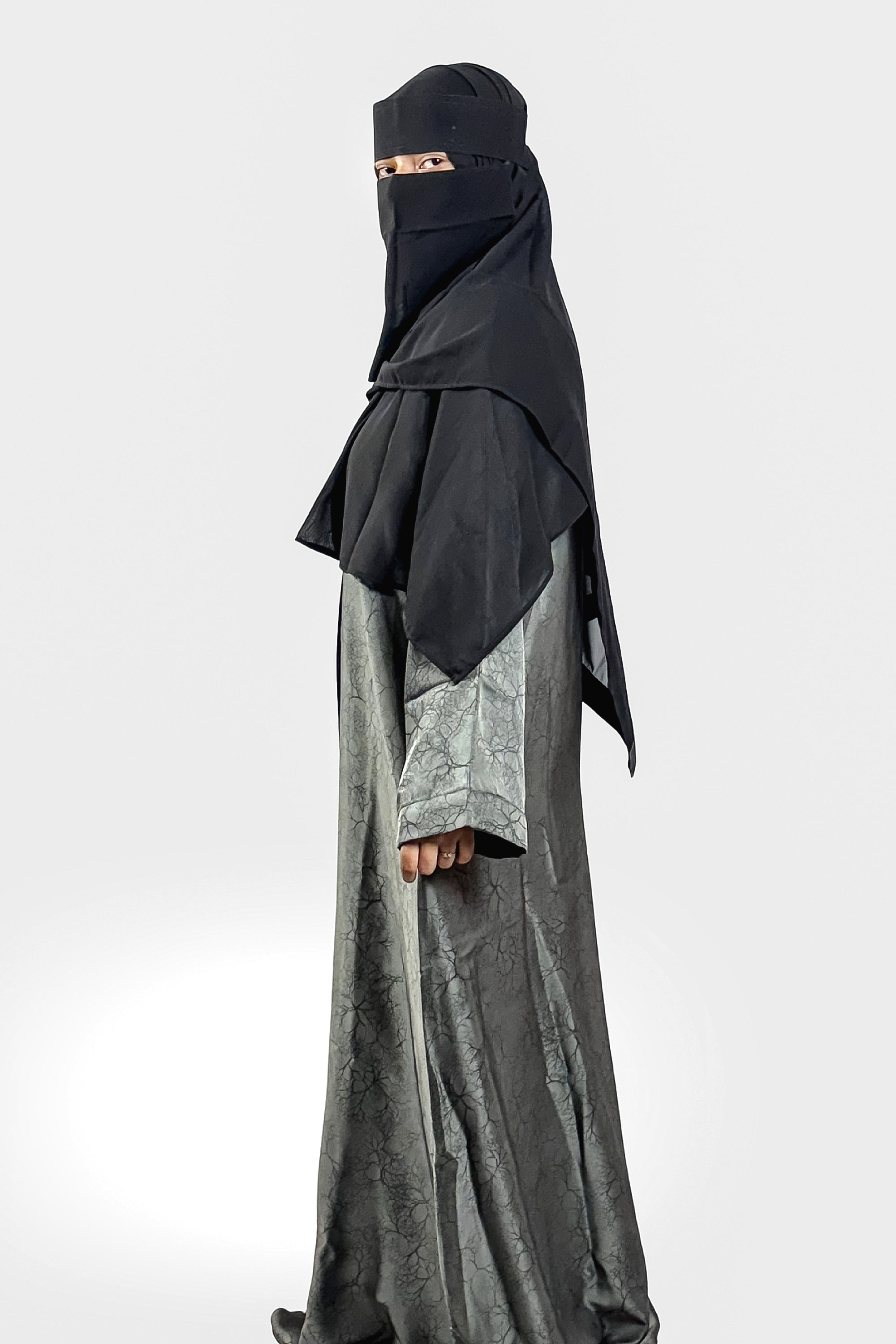 Elegant Grey Printed Abaya – Free Size | Soft Tiktok Fabric | Front Button Closure